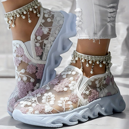 Women's sports shoes