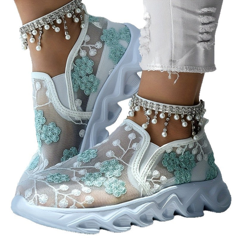 Women's sports shoes