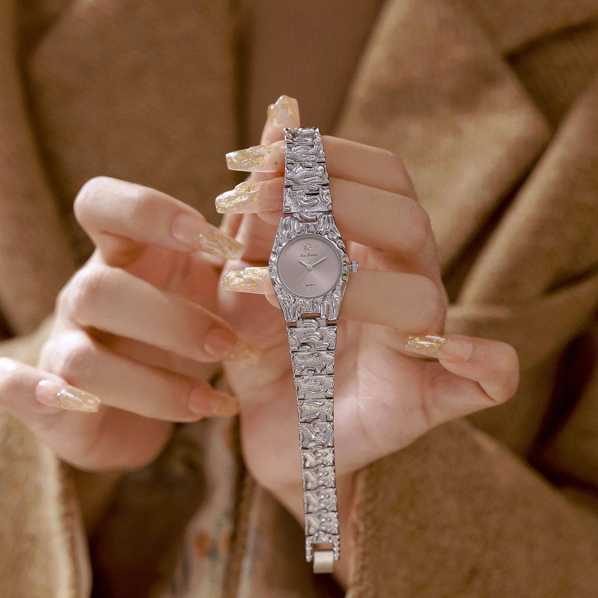 Women's Vintage Quartz Watch with Alloy Strap