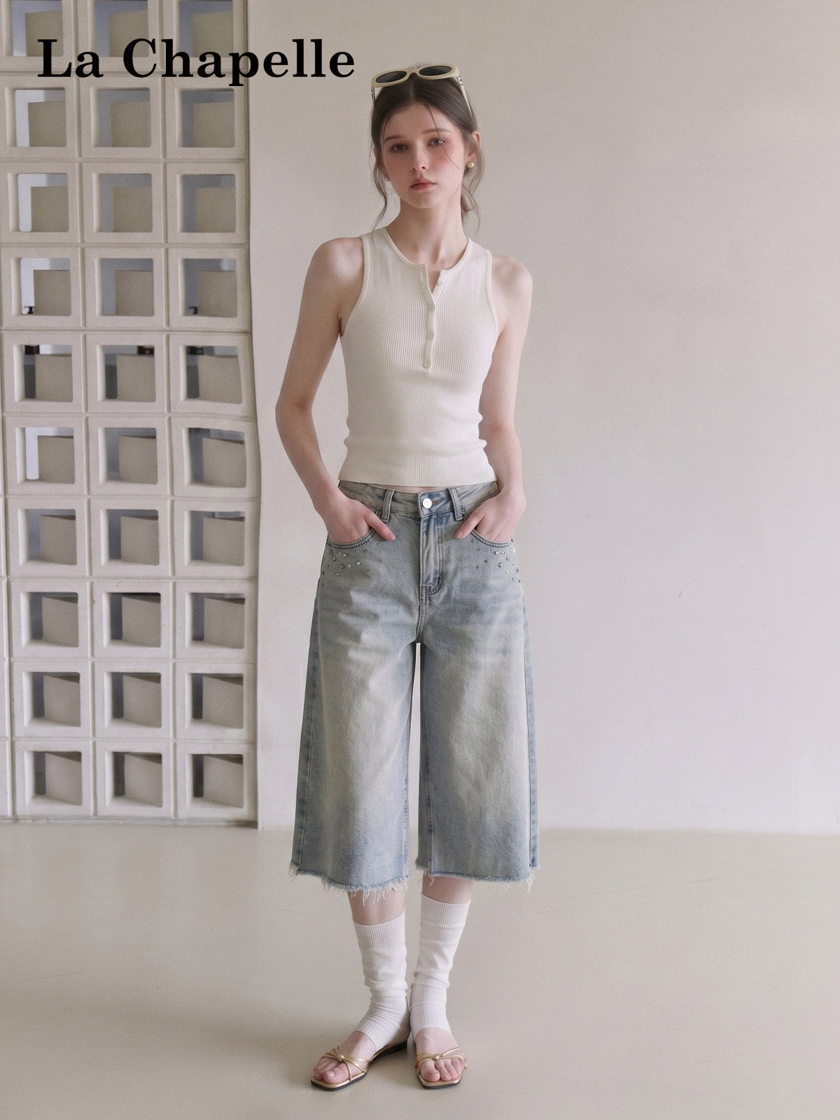 Womens Rhinestone Frayed Hem Cropped Jeans