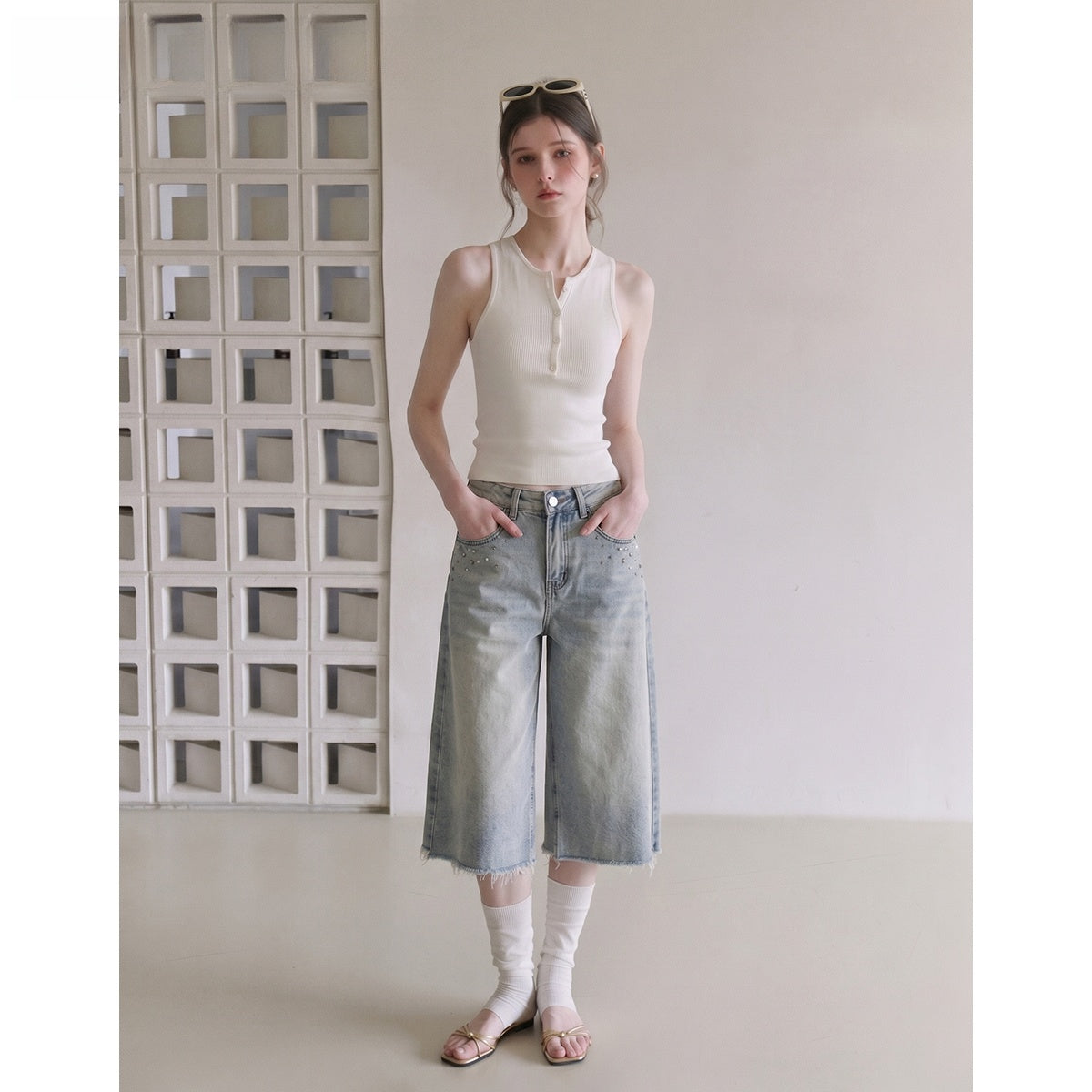 Womens Rhinestone Frayed Hem Cropped Jeans