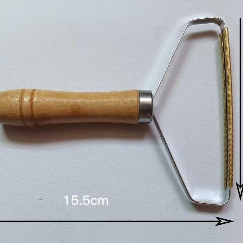 wooden-handle hair scraper does not damage the clothes