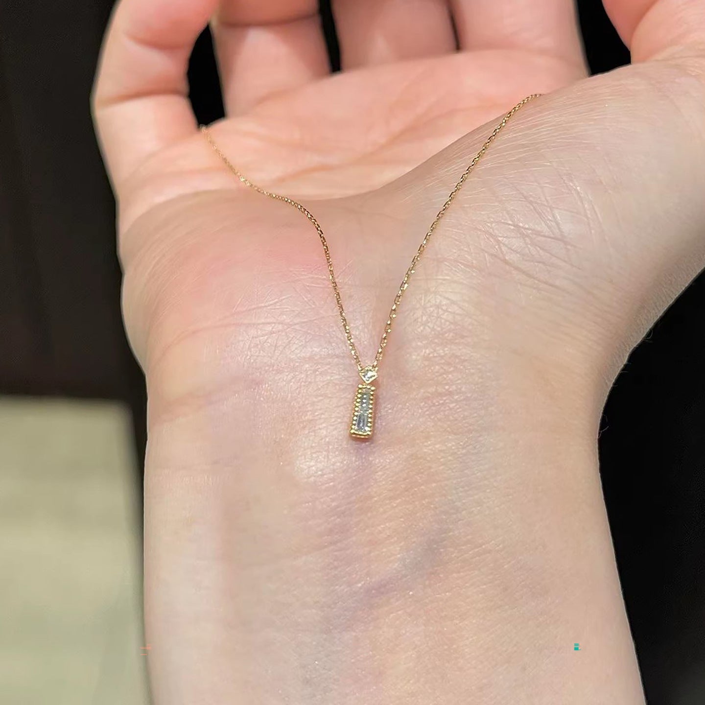 Zircon clavicle chain